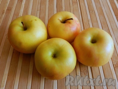 Яблоки вымыть, очистить от кожуры и нарезать небольшими кусочками.