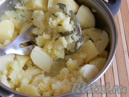 Размять картофель в однородное пюре. Остудить.