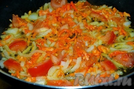 На сковороду положить смесь растительного и сливочного масел, выложить подготовленные овощи и начать их обжаривать.