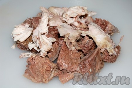 Разобрать мясо, косточки выкинуть, а мякоть нарезать на небольшие кусочки. Отложить на некоторое время в сторонку.