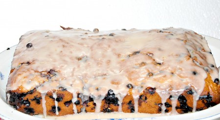 Полученной глазурью смазать пирог, приготовленный с добавлением замороженных ягод, и можно звать всех к столу.
