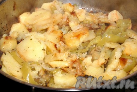 Через 20 минут открыть крышку и проверить готовность картошки. Как правило, к этому времени картошка с болгарским перцем уже готова.