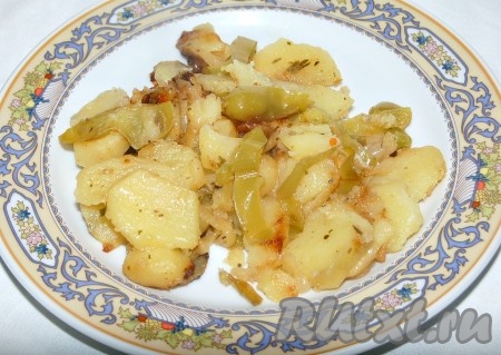 Аппетитную картошку с болгарским перцем разложить по тарелкам и подавать на стол.
