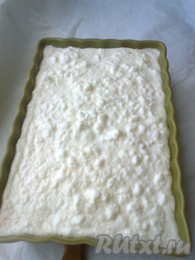 Вылить осторожно тесто на теплый творожный слой.
