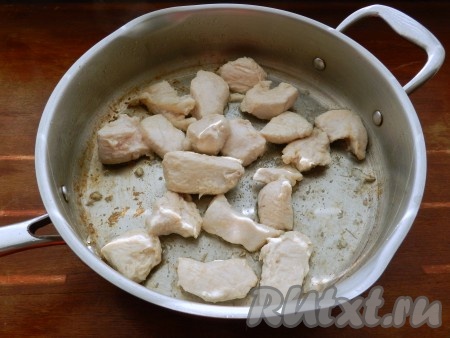 В сковороде разогреть растительное масло и обжарить куриное филе до легкого золотистого цвета. Временно переложить обжаренное филе из сковороды в отдельную посуду.