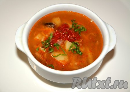 Готовый суп можно разливать по тарелкам. Для улучшения вкуса можно прямо в тарелку добавить сырую аджику, что дополнит пикантности супу с килькой в томатном соусе. Посыпать зеленью.