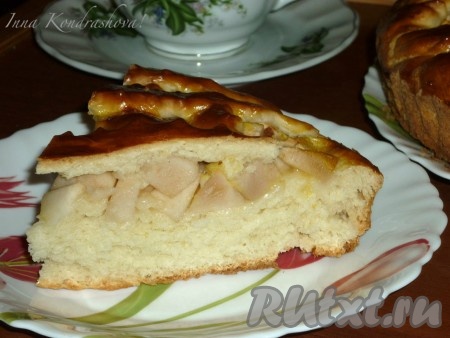 Даём вкусному, ароматному дрожжевому яблочному пирогу остыть и подаём к столу.
