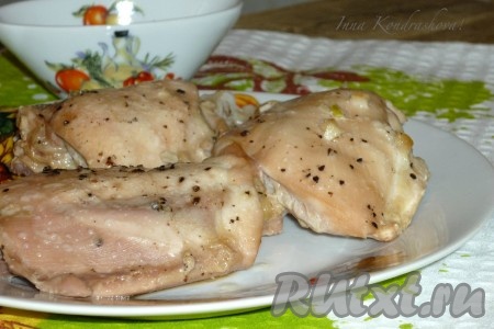 Выложить куриные бедра, запеченные в соевом соусе в духовке, на тарелку и можно подавать на стол. 
