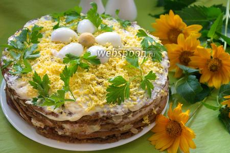 Фото рецепта Печёночный торт из куриной печени с грецкими орехами и яйцом