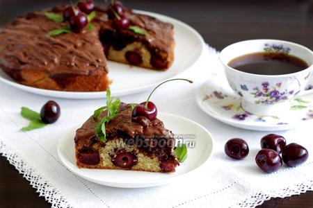 Фото рецепта Нежный пирог с черешней и клубникой