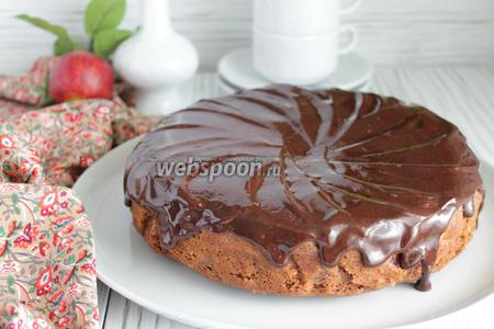 Фото рецепта Шоколадный пирог с яблоками