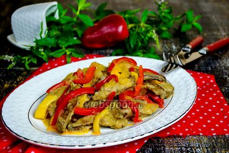Фото рецепта Печень телячья, тушёная в сметане с овощами