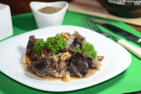 Фото рецепта Куриная печень с грецкими орехами на сковороде