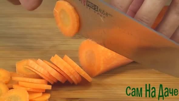 порежьте морковь