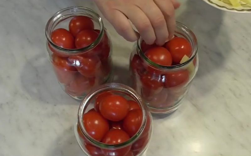 кладем томаты