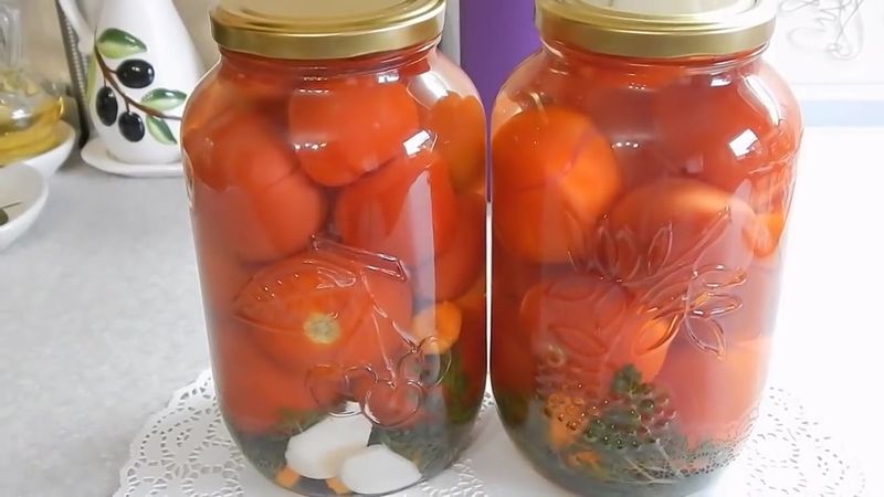 помидоры с морковной ботвой