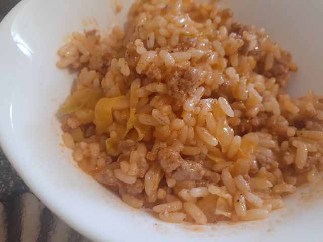 Рецепт тушеной капусты с фаршем и рисом