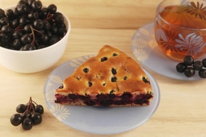 Творожный пирог с черноплодной рябиной: домашний рецепт