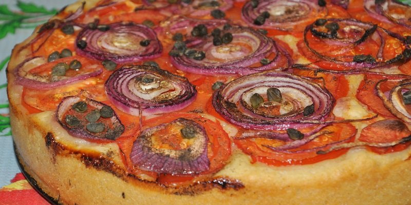 Греческий пирог с помидорами и луком