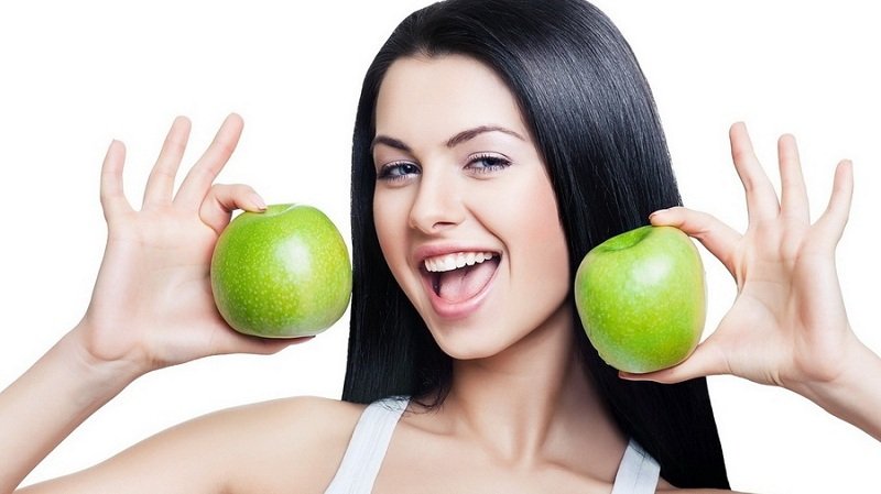 девушка с зелеными яблоками
