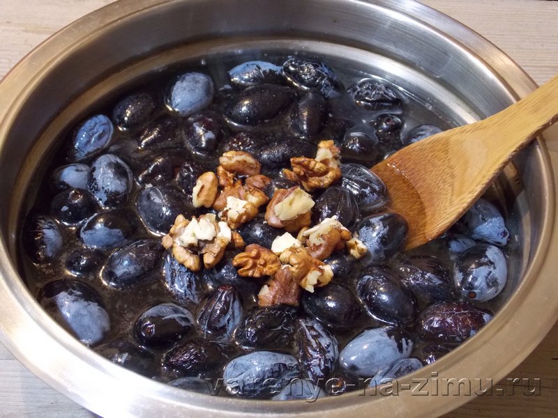 Варенье из сливы с грецкими орехами: фото 3