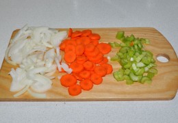 Морковь, сельдерей, лук порубить не слишком мелко.