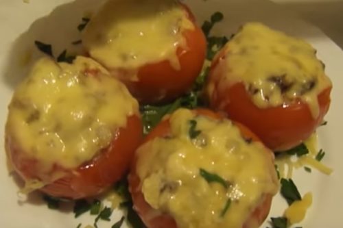 Запеченные помидоры с шампиньонами и сыром