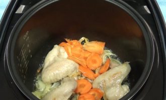Обжарвиаем морковь для куриного супа с вермишелью в мультиварке Редмонд
