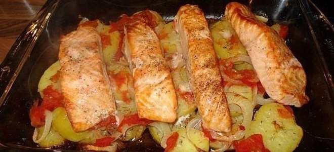 Красная рыба с картошкой в духовке
