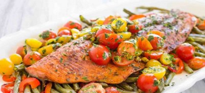 красная рыба с овощами в духовке