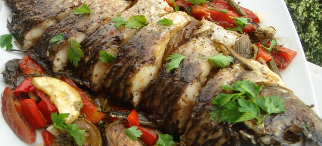 речная рыба с овощами в духовке