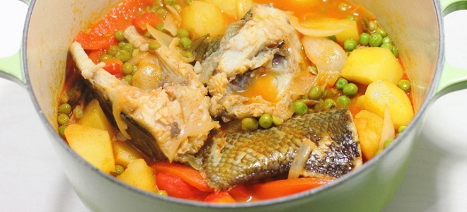 Рыба тушеная с овощами - рецепт на сковороде