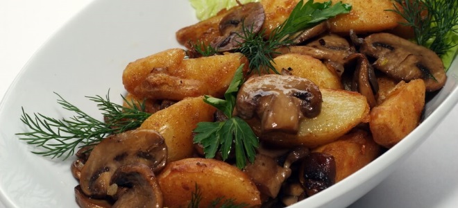 тушеная картошка со свининой и грибами