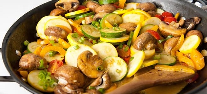 Тушеные кабачки с овощами и грибами