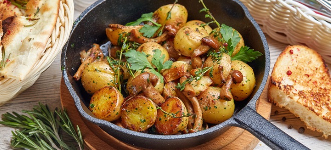 Жареная картошка с маринованными опятами