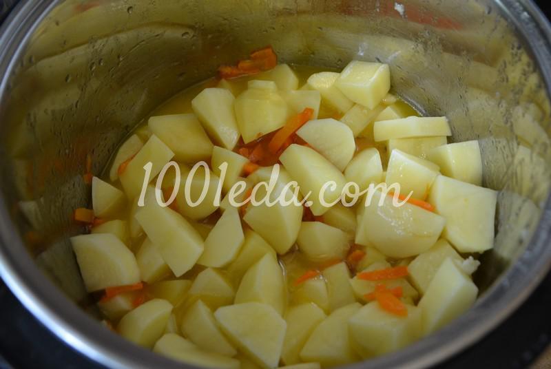 Тушеный картофель в мультиварке с морковью и чесноком: рецепт с пошаговым фото - Шаг №6