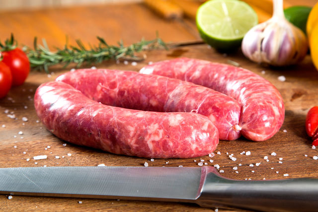 Некоторые хозяйки советуют пропускать мясо через мясорубку не менее четырех раз, иначе вместо сосисок получится домашняя колбаса