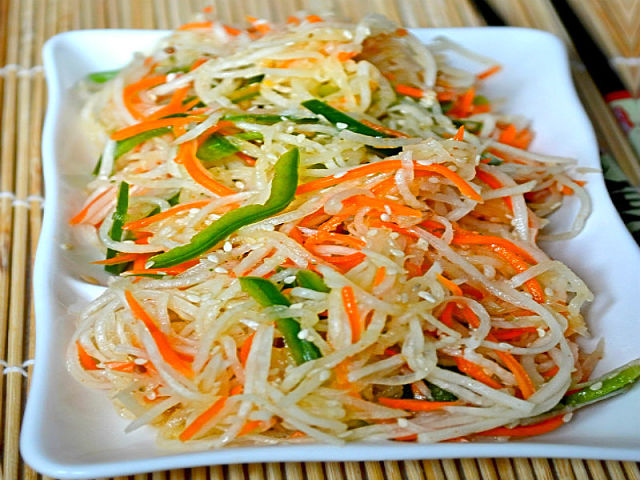 Постный салат из дайкона по- корейски