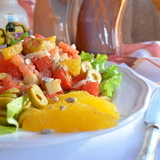 Салат с малосольной семгой и оливками