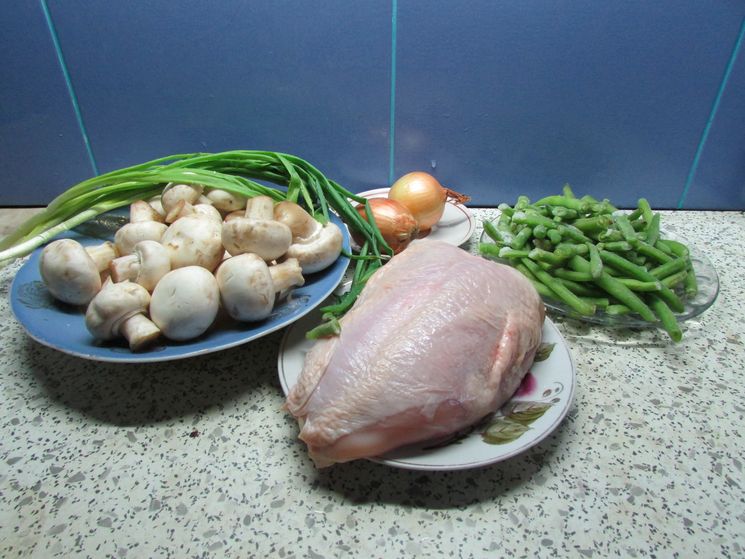 Теплый салат с грибами и куриным филе