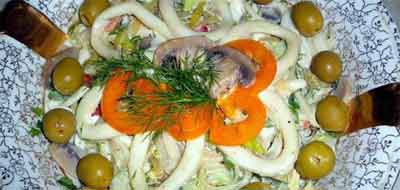 Овощной салат с грибами и кальмарами