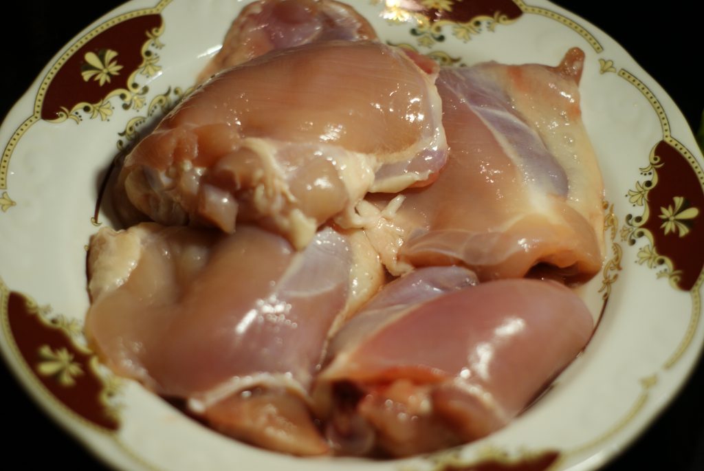 Фото рецепта - Куриные бедра жаренные в соево-медовом соусе - шаг 2