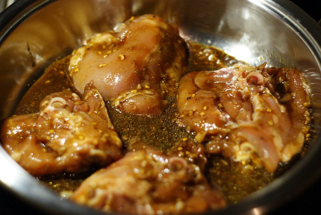 Фото рецепта - Куриные бедра жаренные в соево-медовом соусе - шаг 7
