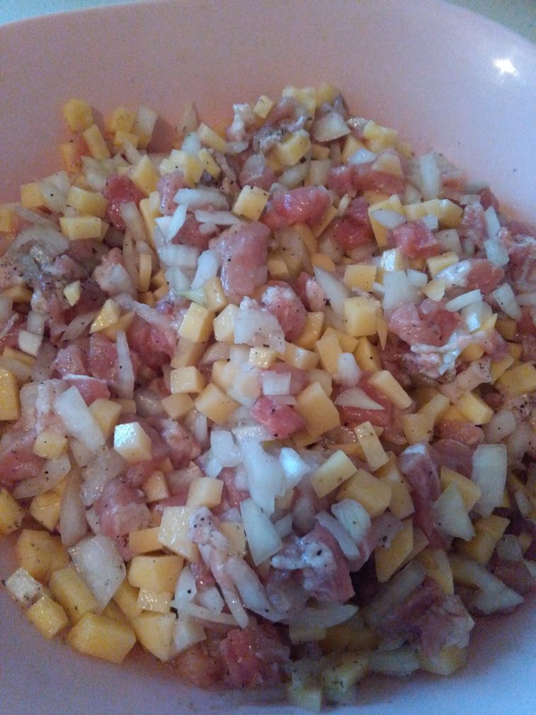 Фото рецепта - Манты с мясом и картошкой на сковороде - шаг 2