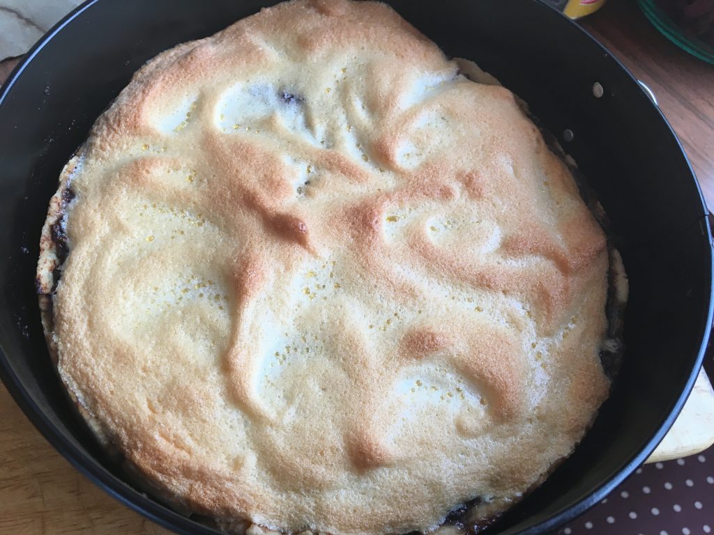 Фото рецепта - Творожный пирог с черноплодной рябиной и меренгой - шаг 7