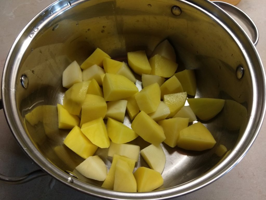Фото рецепта - Овощное рагу из капусты и картофеля - шаг 2