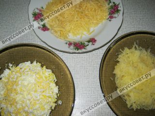 Яйца , сыр и предварительно очищенный картофель натереть в разные ёмкости 