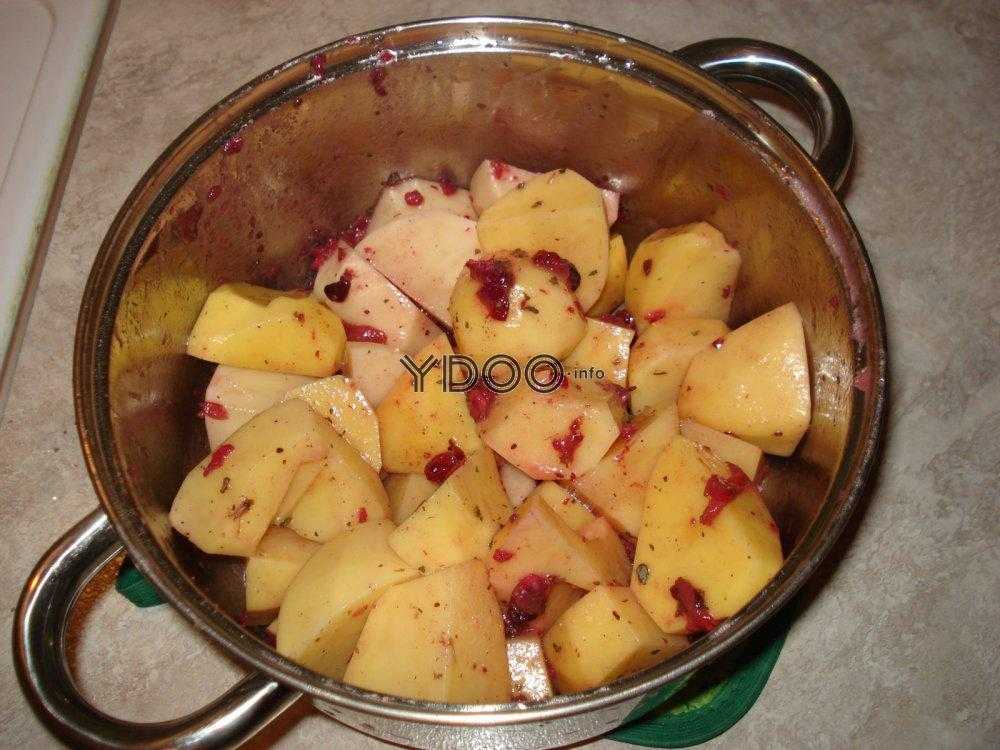 нарезанный картофель в кастрюле