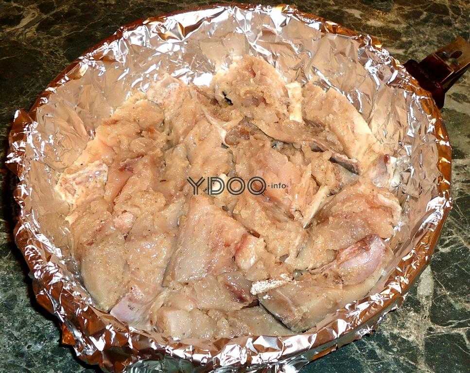 кусочки филе белой рыбы в сковороде, застеленной фольгой