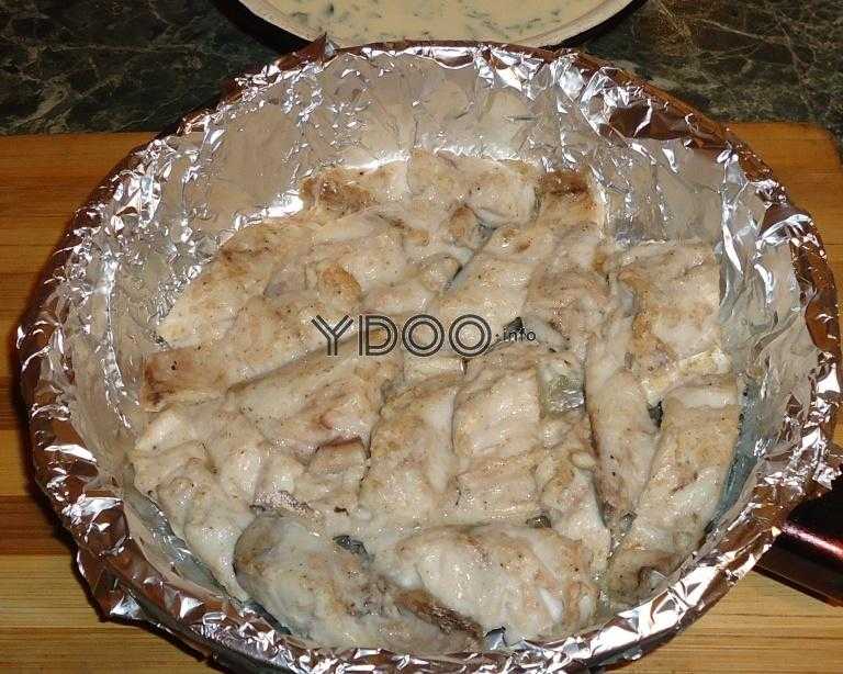 запеченное филе белой рыбы в сковороде, застеленной фольгой